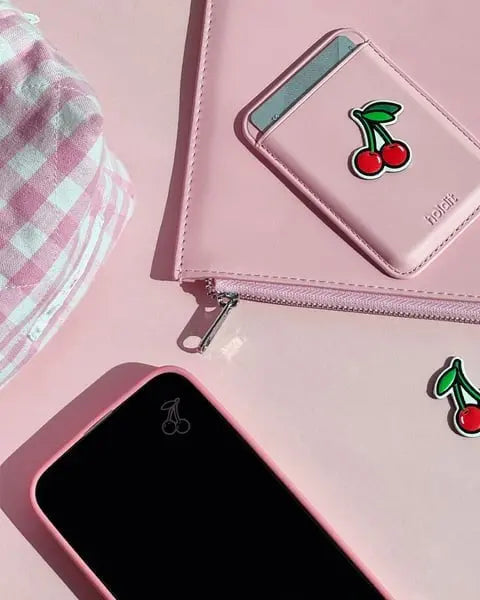 Holdit Black Frame Skärmskydd iPhone 15/15 Pro/14 Pro - Cherry - Travels And Bags