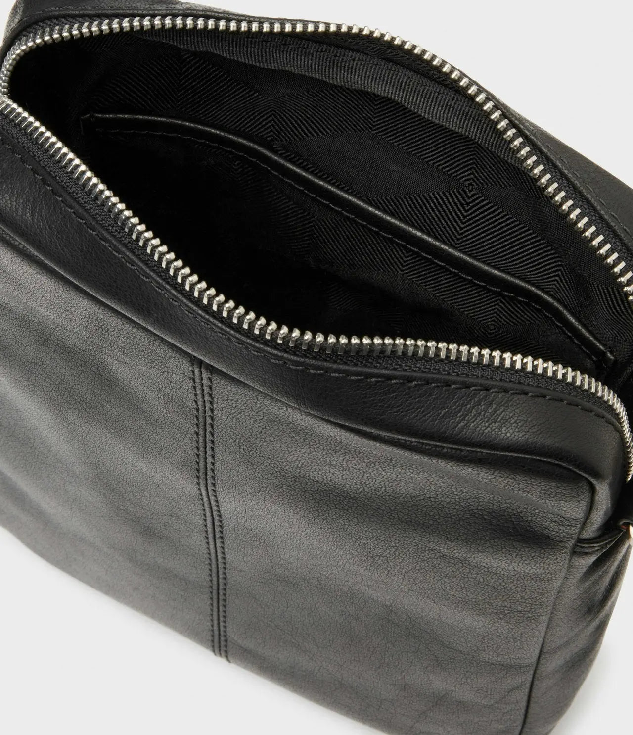 Saddler Valle Messengerväska - Travels And Bags