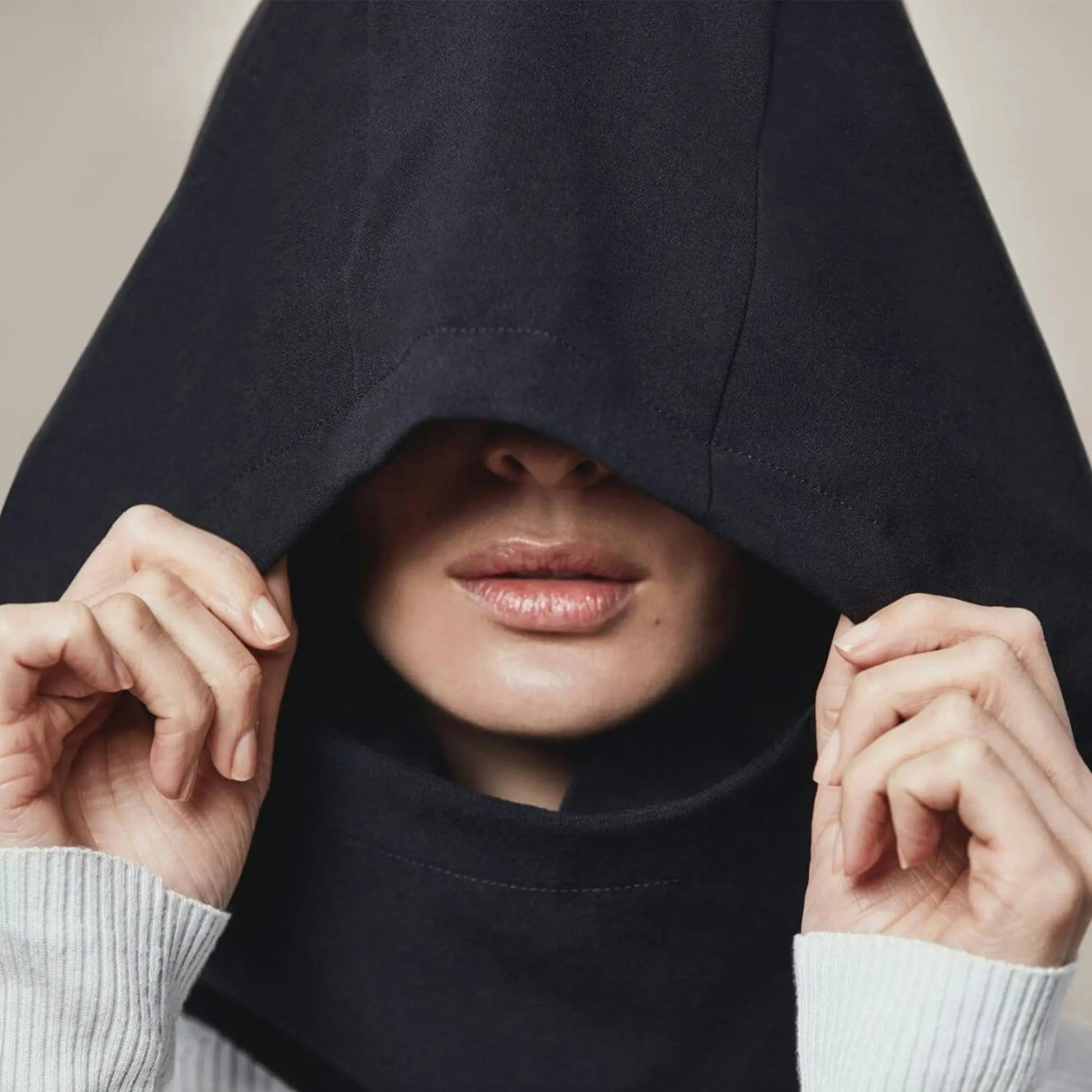 Ovaer Nackkudde Med Huva Svart - Travels And Bags