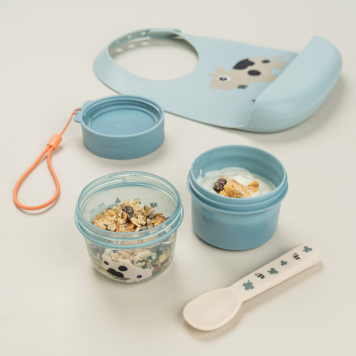 Done by Deer To go 2-way snack container S Tiny farm - Blå